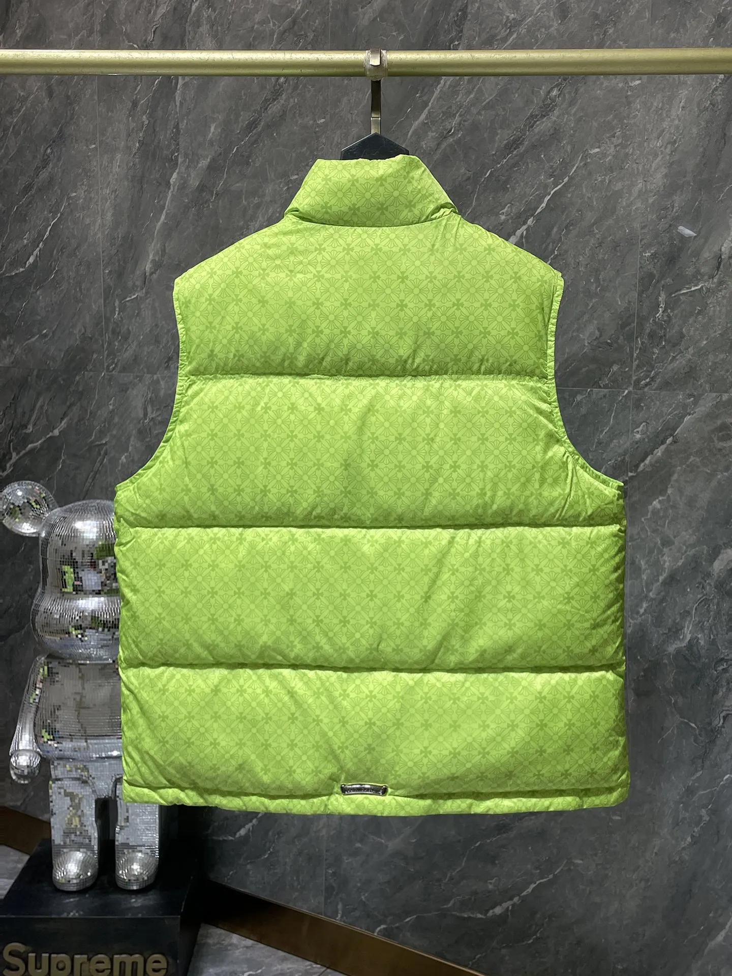 P636 Chrome Hearts ❄️Winter Down Jacket Series❄️ Chrome Hearts Dark Pattern Series Fluorescent Green Down Vest Available at counters simultaneously❤ The best Guangzhou Inspection National Standard 90 down on the market! ! The world’s highest fluffiness of 900D! ! High standard and sufficient down filling! ! Exterior windproof and waterproof dark pattern custom fabric, interior high-grade dark pattern lining fabric to prevent lint, original hardware molding, exquisite craftsmanship details, casual or formal wear ✨ slim fit and not bloated Recommended color: Customized dark pattern flower series Code number: S, M, L, XL